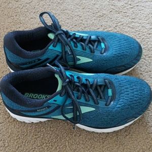 Women's Brooks Running Shoes 10D (Wide)